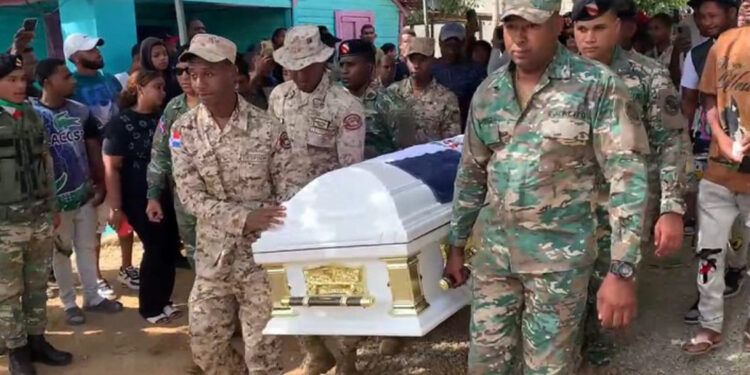 Sepultan en Dajabón a militar hallado muerto en Jimaní; familia exige investigación