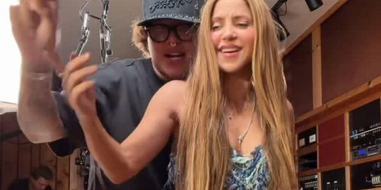 Shakira relanza canciones por los aniversarios de ‘Pies Descalzos’ y ‘Oral Fixation’
