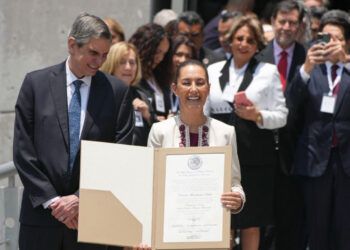 Sheinbaum recibe constancia como presidenta electa de México