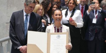 Sheinbaum recibe constancia como presidenta electa de México