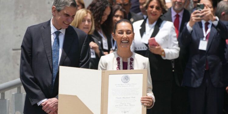 Sheinbaum recibe constancia como presidenta electa de México