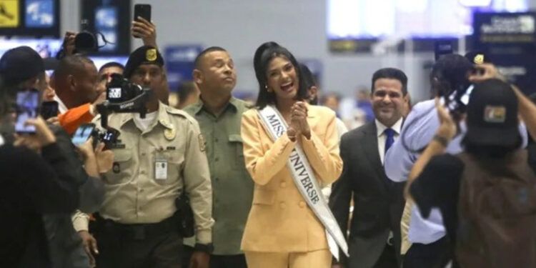 Sheynnis Palacios llega a Panamá entre ovaciones