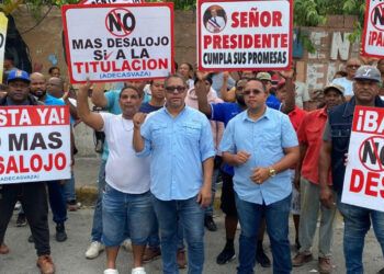 Siguen notificando desalojos en La Caleta mientras esperan respuesta de Abinader