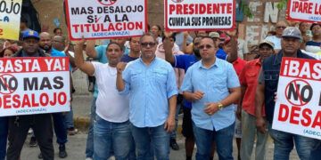 Siguen notificando desalojos en La Caleta mientras esperan respuesta de Abinader