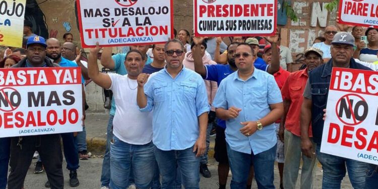 Siguen notificando desalojos en La Caleta mientras esperan respuesta de Abinader