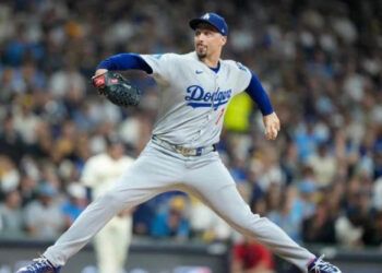 Snell y Freeman lideran a los Dodgers en triunfo 2-1 ante los Cerveceros