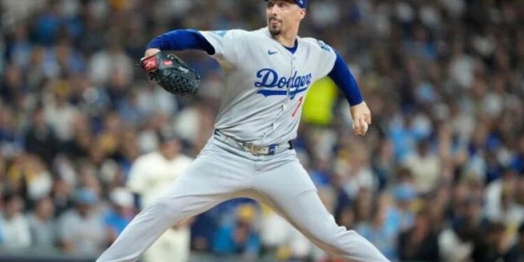 Snell y Freeman lideran a los Dodgers en triunfo 2-1 ante los Cerveceros
