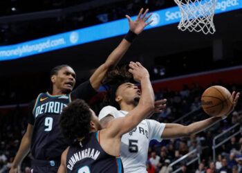 Spurs vencen a Detroit y Kings rompen mala racha