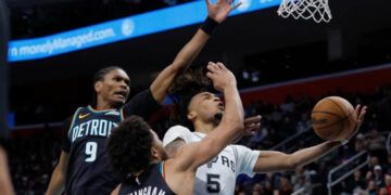 Spurs vencen a Detroit y Kings rompen mala racha