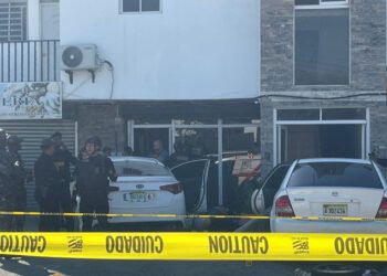 Suspenden a policías tras muerte de cinco hombres en supuesto tiroteo en Santiago
