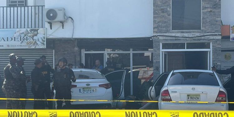 Suspenden a policías tras muerte de cinco hombres en supuesto tiroteo en Santiago
