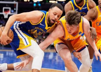 Stephen Curry anota 26 y Warriors vencen a Hornets