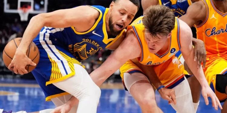 Stephen Curry anota 26 y Warriors vencen a Hornets