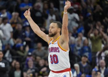 Stephen Curry brilla con 12 triples en victoria de los Warriors