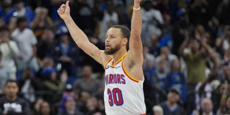 Stephen Curry brilla con 12 triples en victoria de los Warriors