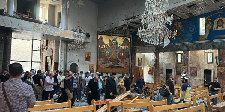 Suben a 25 los muertos por ataque suicida en iglesia de Damasco