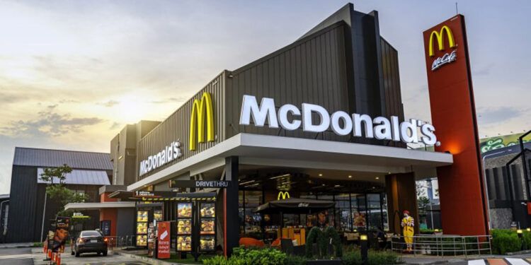 Suben a 75 los afectados por brote de E. coli en McDonald's