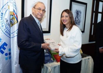 Subero Isa dona 1,689 libros jurídicos a Unibe