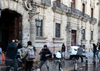 Suman 14 policías hospitalizados tras marcha en Ciudad de México