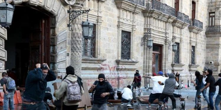 Suman 14 policías hospitalizados tras marcha en Ciudad de México