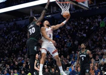 Suns y Spurs ganan antes de cuartos de final de la Copa NBA