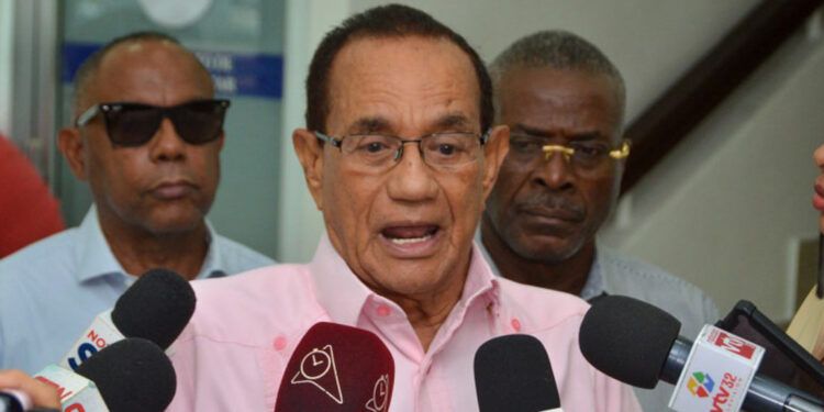 Suspenden reunión sobre aumento del salario mínimo en RD