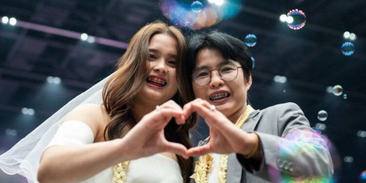 Tailandia celebra más de 1,800 bodas LGTBI en primer día de matrimonio igualitario