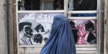 Talibanes prohíben ventanas con vistas a mujeres en Afganistán
