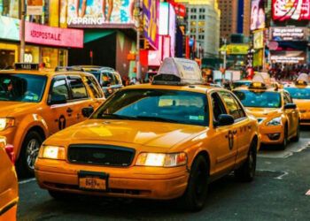 Taxistas amenazan con huelga en Nueva York contra robotaxis
