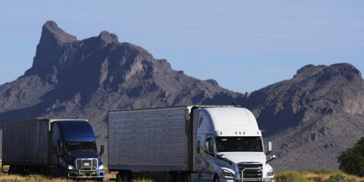 Temor en EE.UU. por restricciones de Trump a camioneros inmigrantes