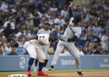 Teoscar lidera empujadas y Dodgers aplastan a Marlins