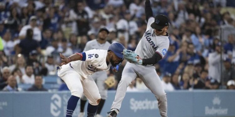 Teoscar lidera empujadas y Dodgers aplastan a Marlins