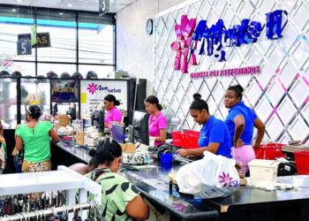 Tiendas chinas sustituyen haitianos por empleados dominicanos