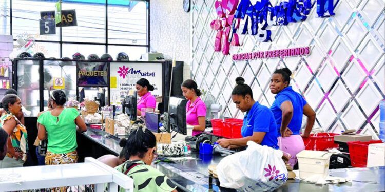 Tiendas chinas sustituyen haitianos por empleados dominicanos