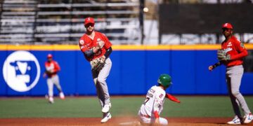 Tomateros vencen a Federales en cerrado duelo de pitcheo