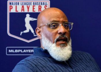 Tony Clark renuncia como director del sindicato MLB