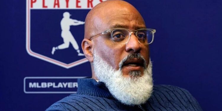 Tony Clark renuncia como director del sindicato MLB