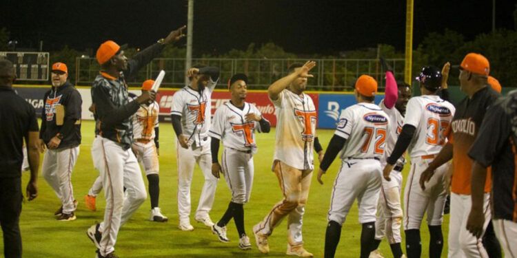 Toros vencen a Águilas con boleto en la novena entrada