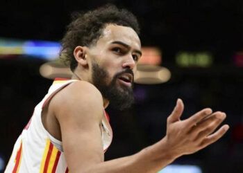 Trae Young estará fuera dos semanas por lesión en la rodilla