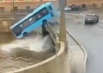 Tragedia en San Petersburgo: Autobús cae al río Moika y deja siete muertos