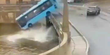 Tragedia en San Petersburgo: Autobús cae al río Moika y deja siete muertos