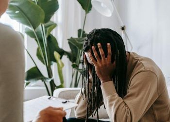 Trauma Psicológico Incrementa Significativamente el Riesgo de Suicidio y Depresión