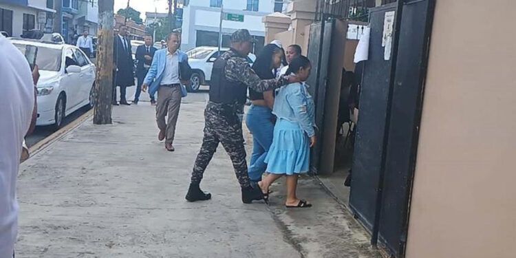 Tres meses de prisión preventiva a mujer acusada de quemar a su pareja en Higüey
