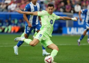 Triplete de Lewandowski afianza al Barça como líder de La Liga