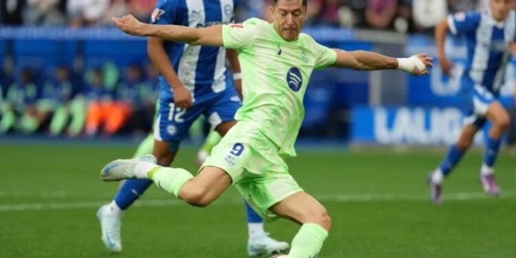 Triplete de Lewandowski afianza al Barça como líder de La Liga