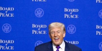 Trump acusa a Obama por revelar datos sobre extraterrestres