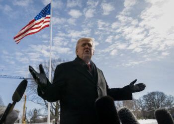 Trump advierte que una flota mayor se dirige a Irán y amenaza con atacar