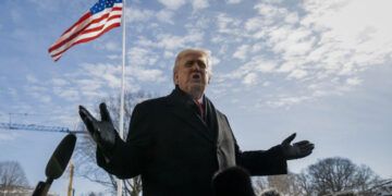 Trump advierte que una flota mayor se dirige a Irán y amenaza con atacar