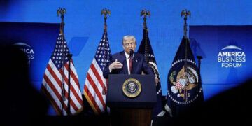 Trump afirma que bombardeos contra “carteles terroristas” no se limitan a Venezuela
