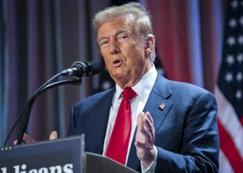 Trump amenaza con aranceles del 100% a países BRICS por socavar al dólar